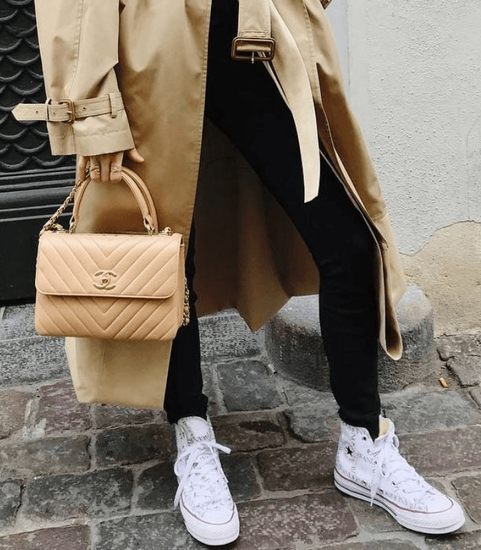 woman wearing Fall trench coat with Handbag